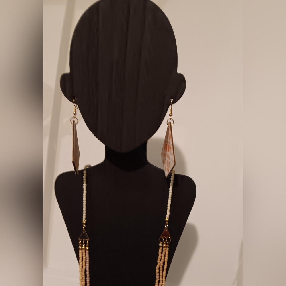 Diamond shaped bead necklace set